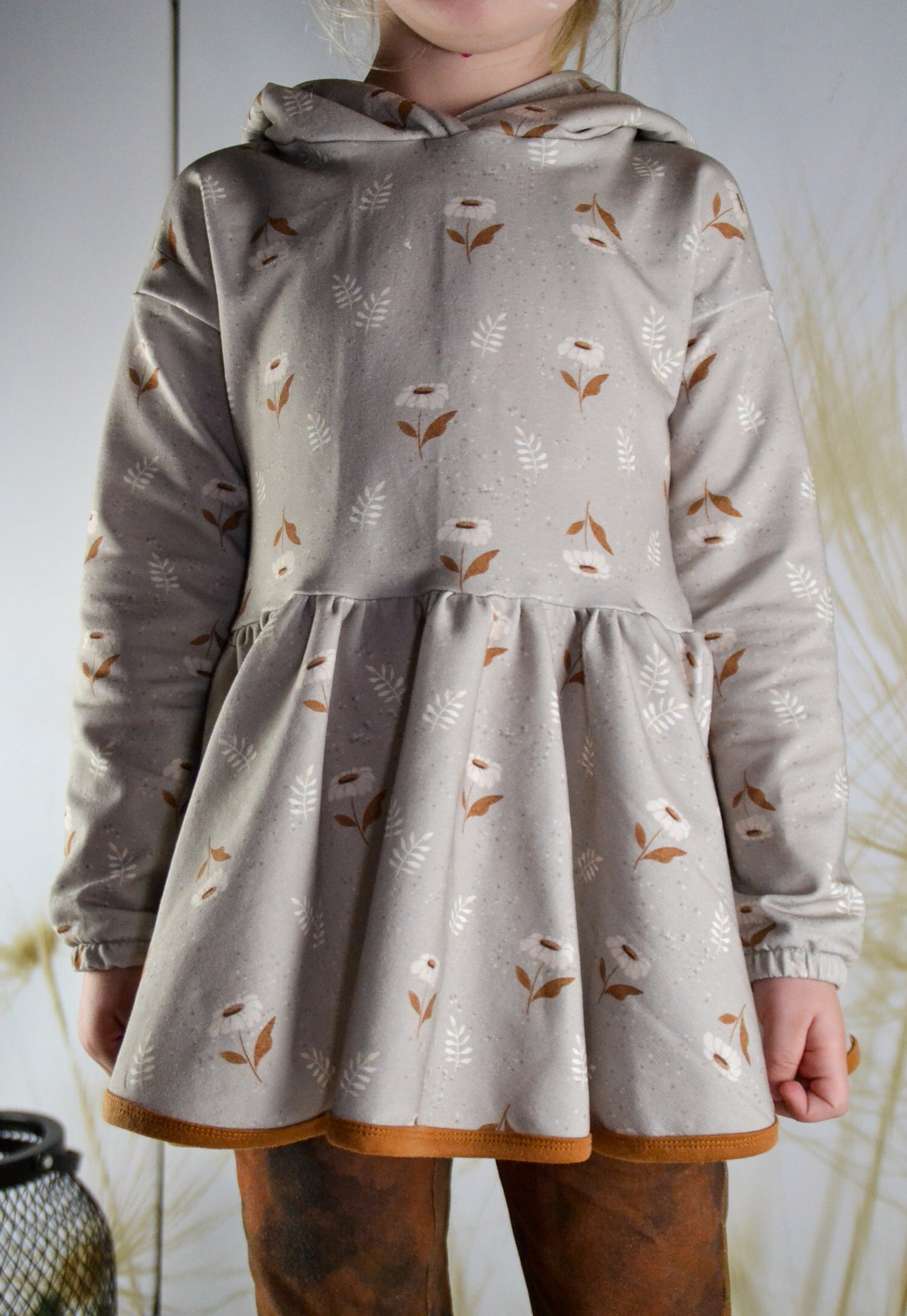 Flowers taupe