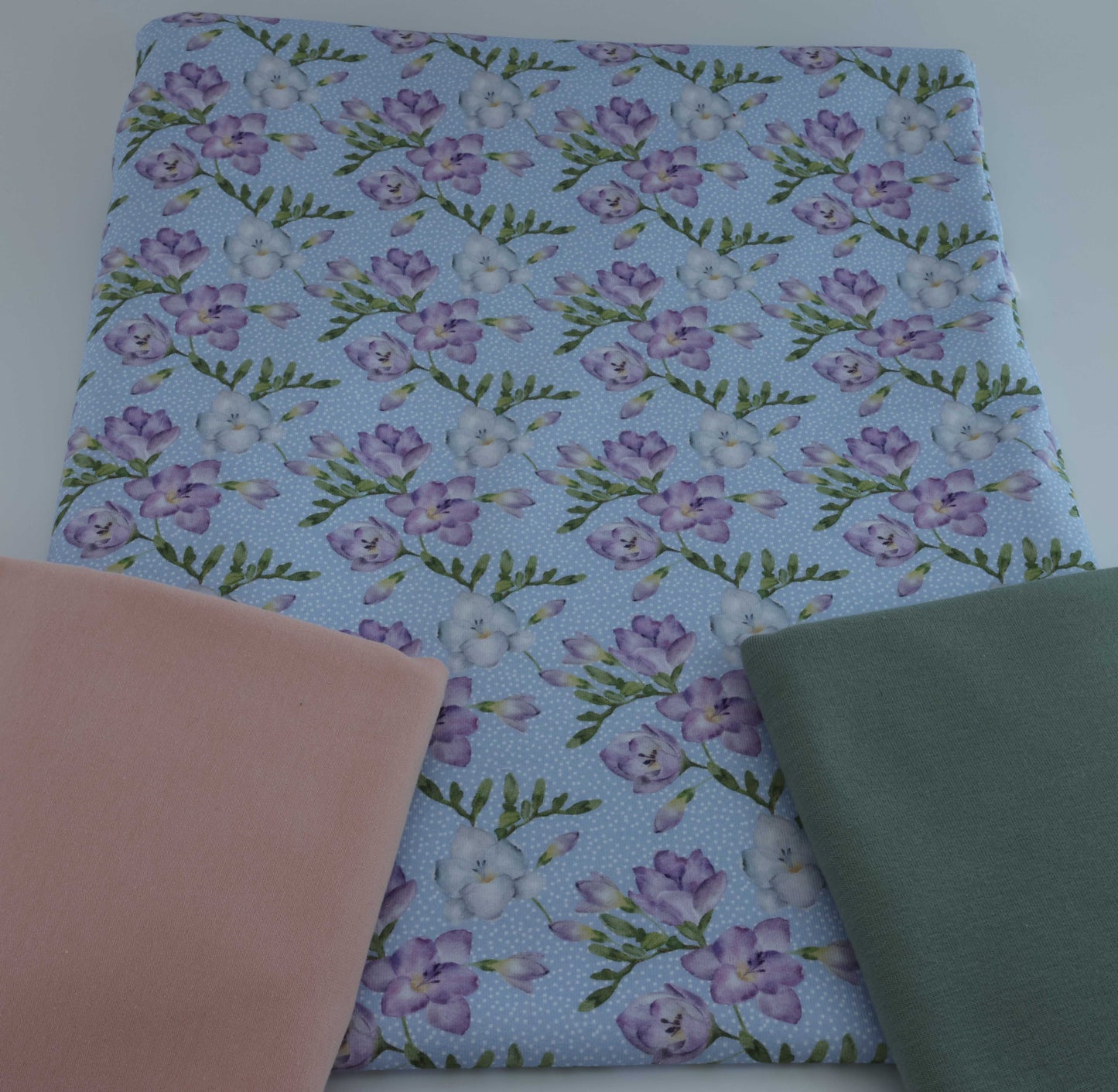Stoffdesign Floral lilac blue Dots mit Kombistoffen.