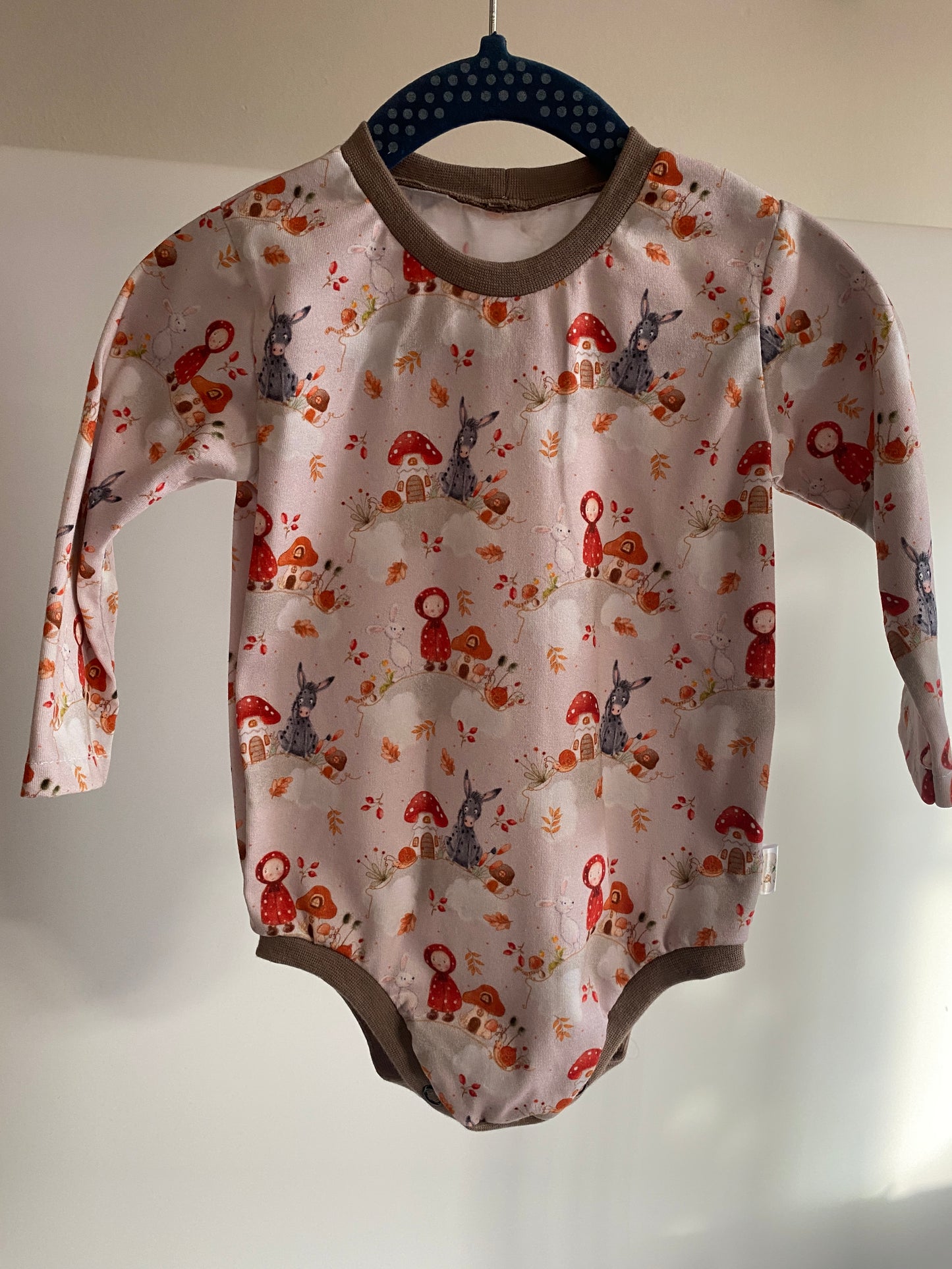 Body Langarm mit Herbstmännchen Motiv.