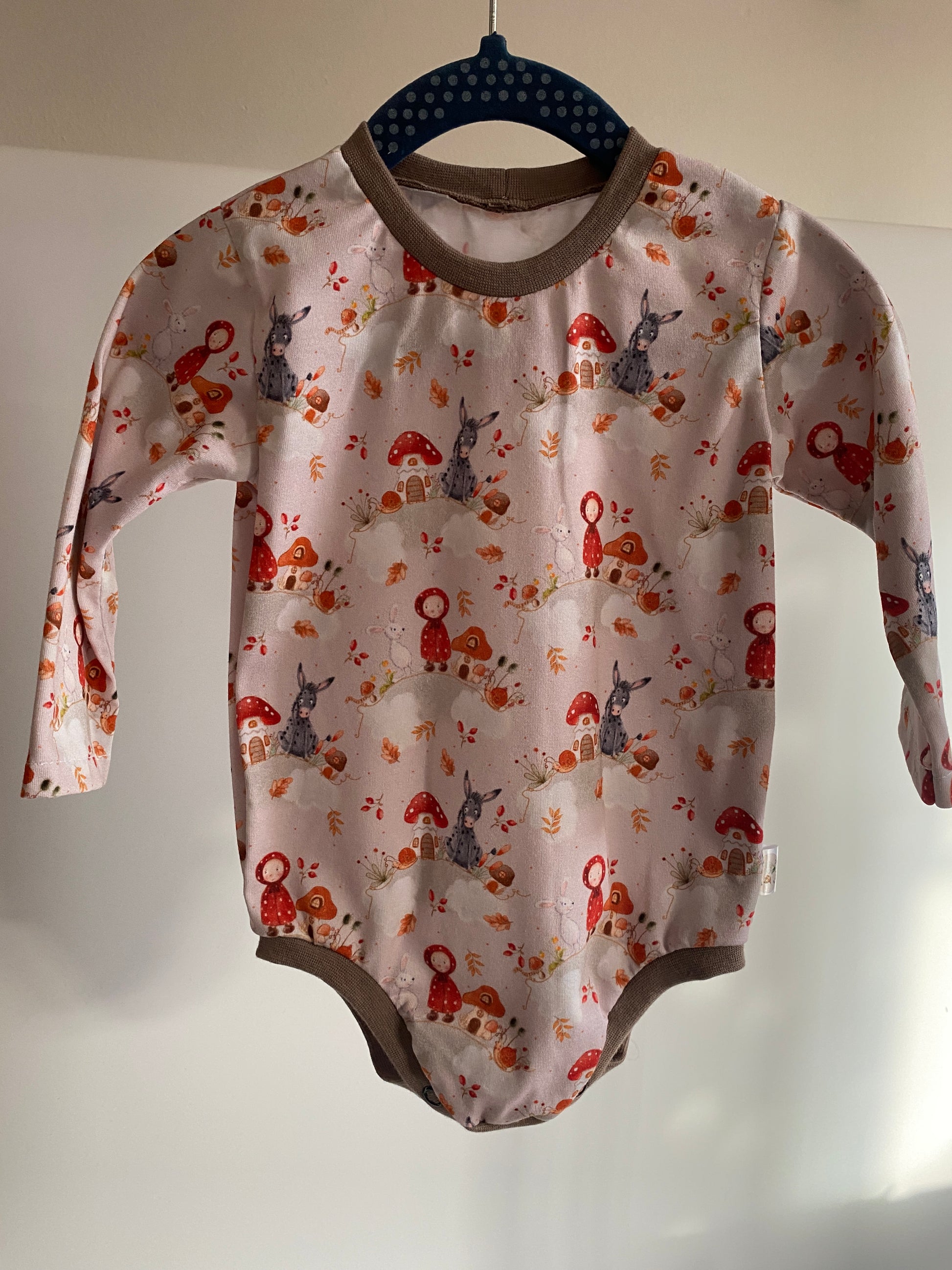 Body Langarm mit Herbstmännchen Motiv.