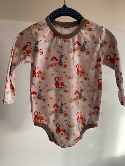Body Langarm mit Herbstmännchen Motiv.