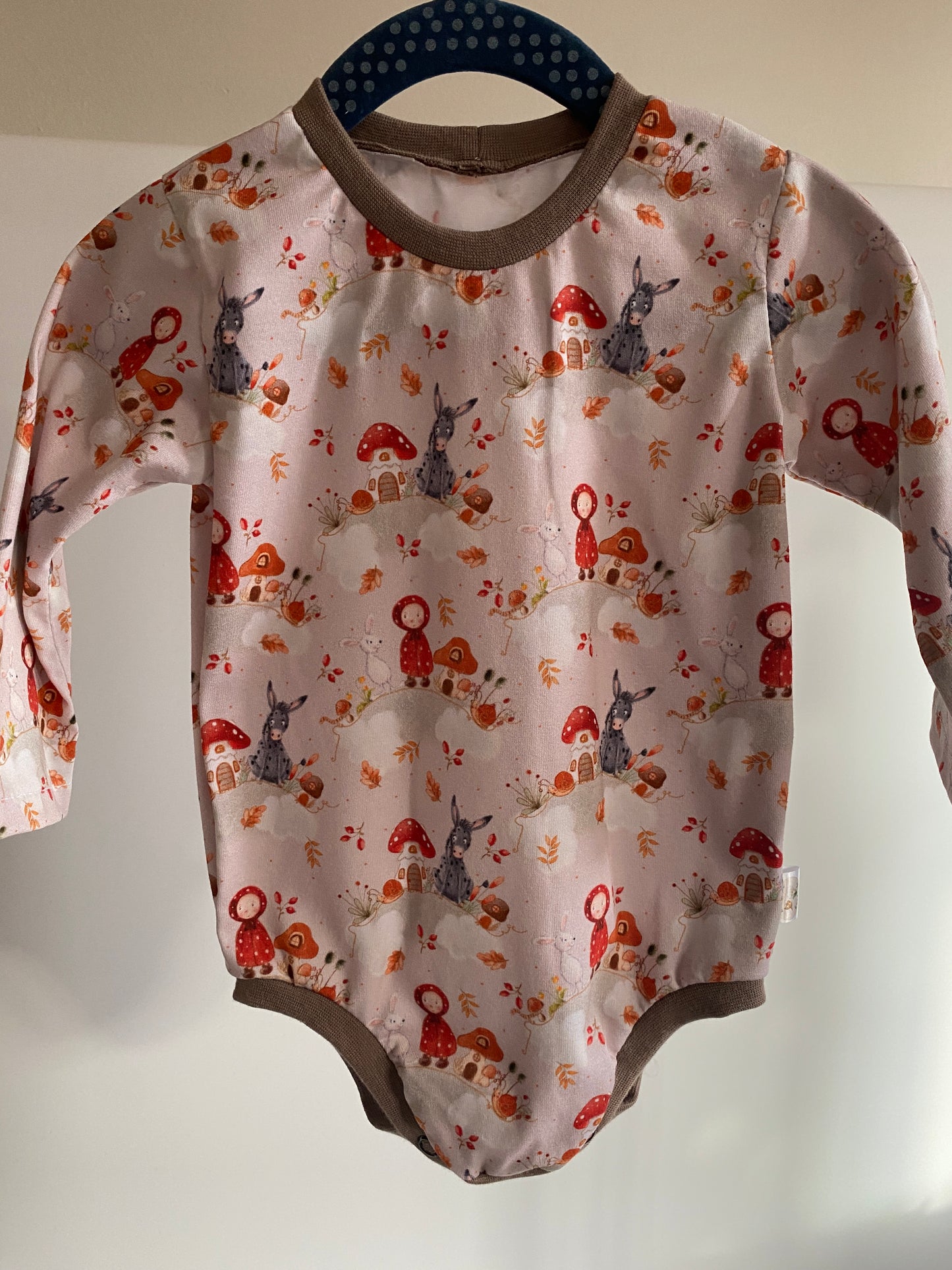 Genähter Baby Body Langarm Motiv Herbstmännchen.