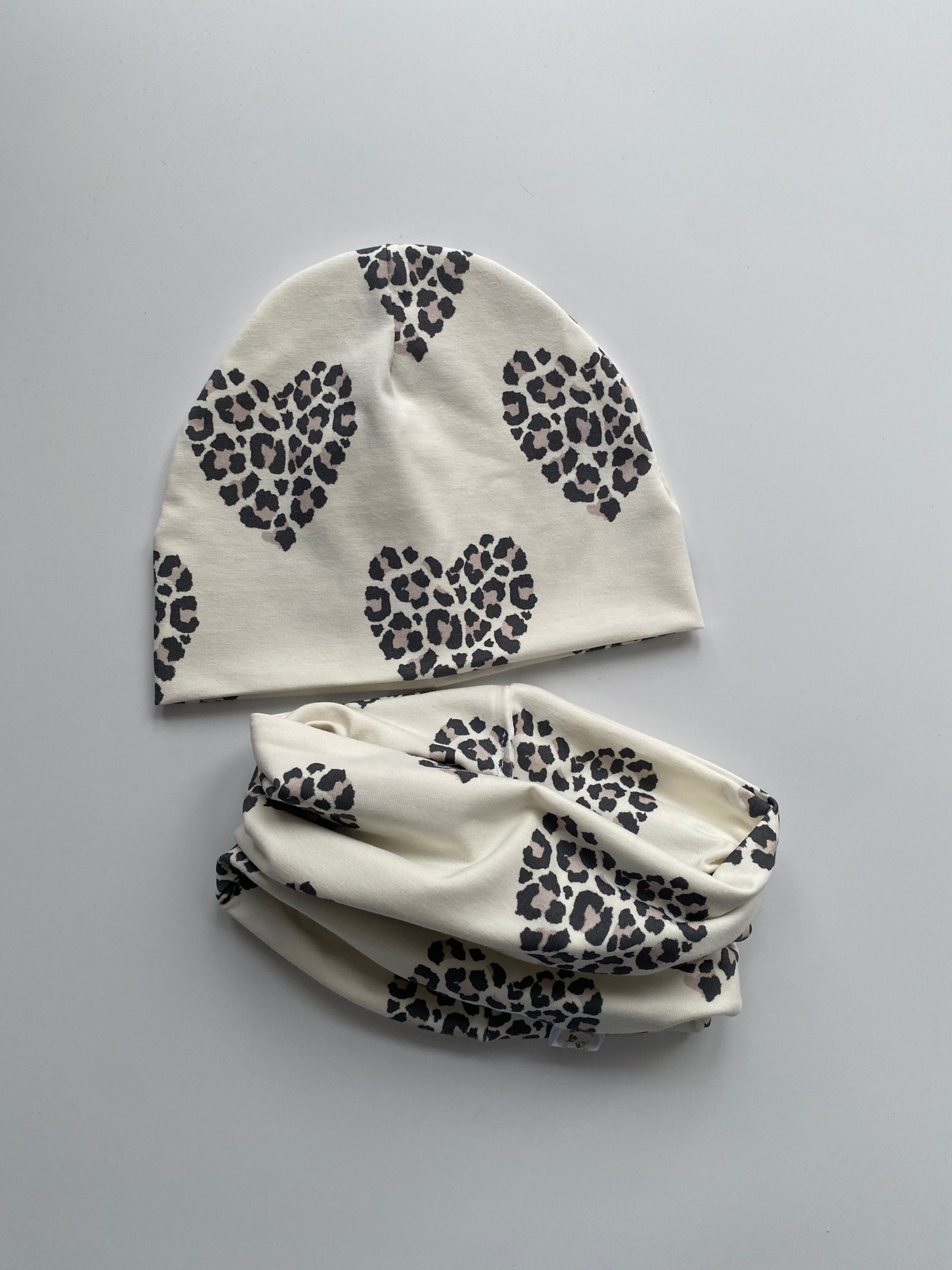 Beanie und Loop Leo Hearts Loop gekräuselt