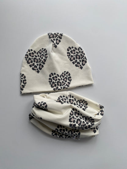 Beanie und Loop Leo Hearts Loop gekräuselt