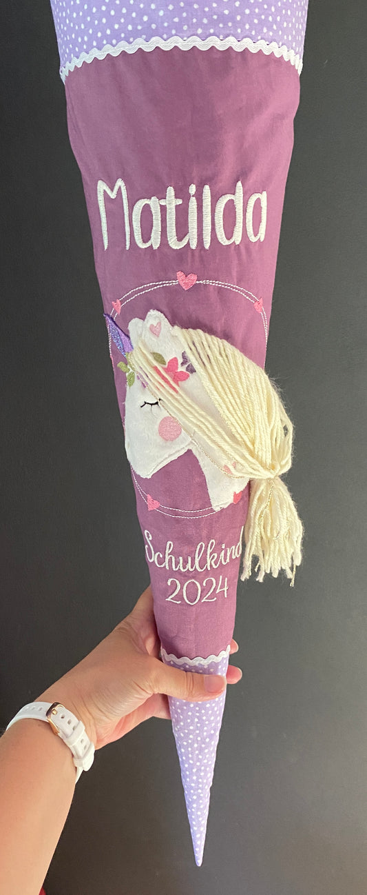 Bestickte Schultüte mit Einhorn beere farben.
