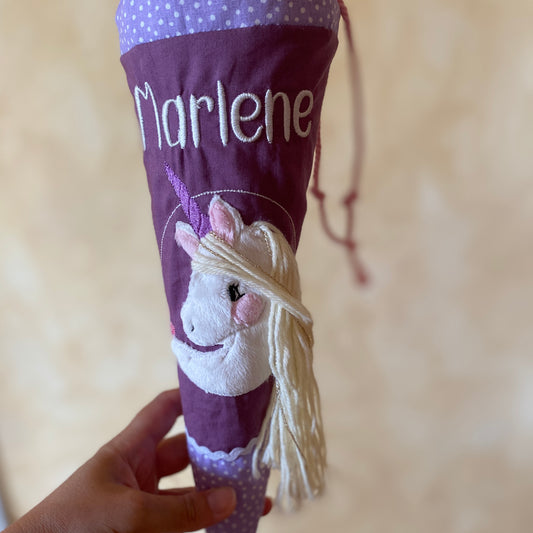 Einhorn Schultüte in lila mit Punkten.