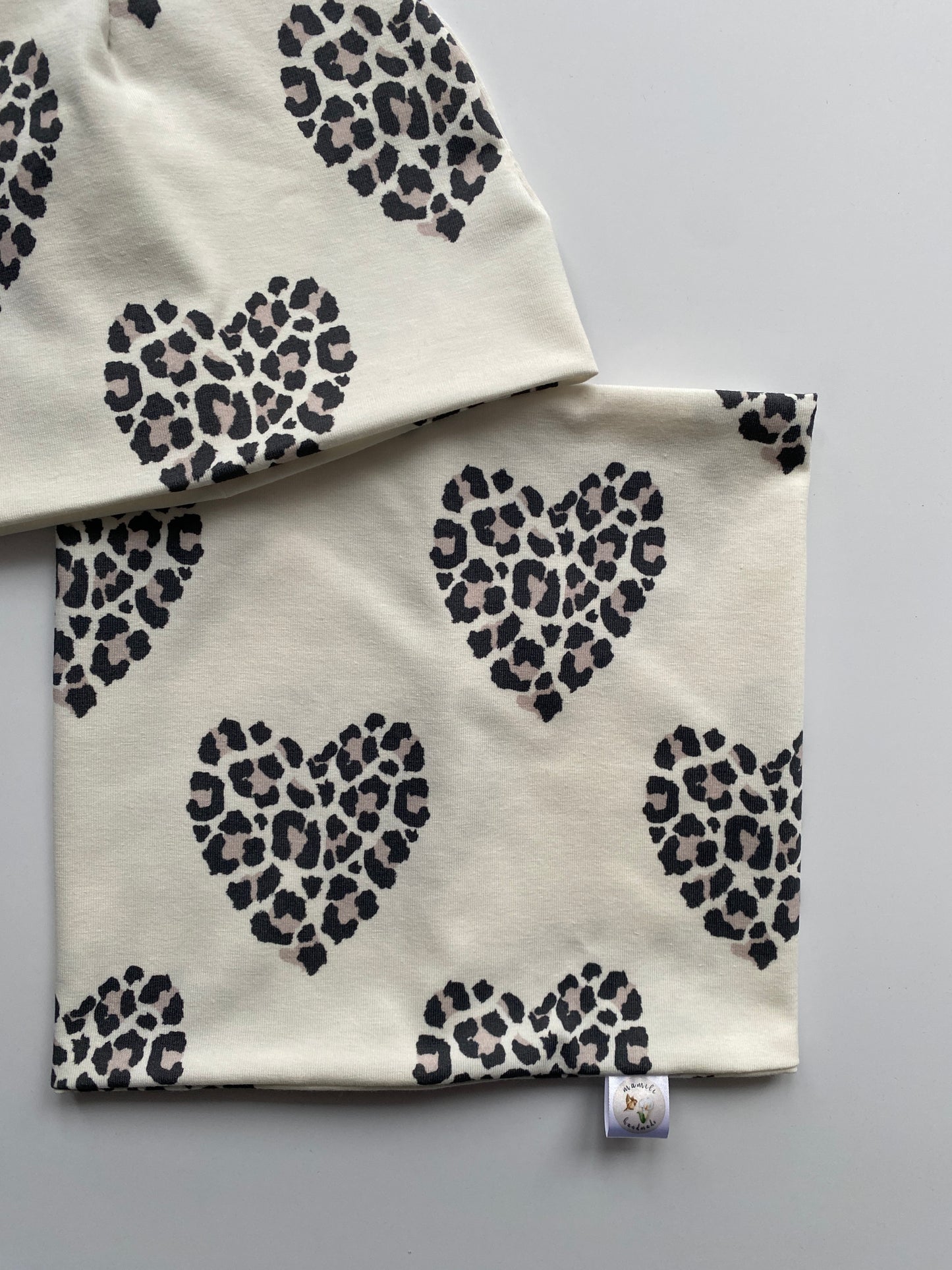 Detailansicht Beanie und Loop Leo Hearts.