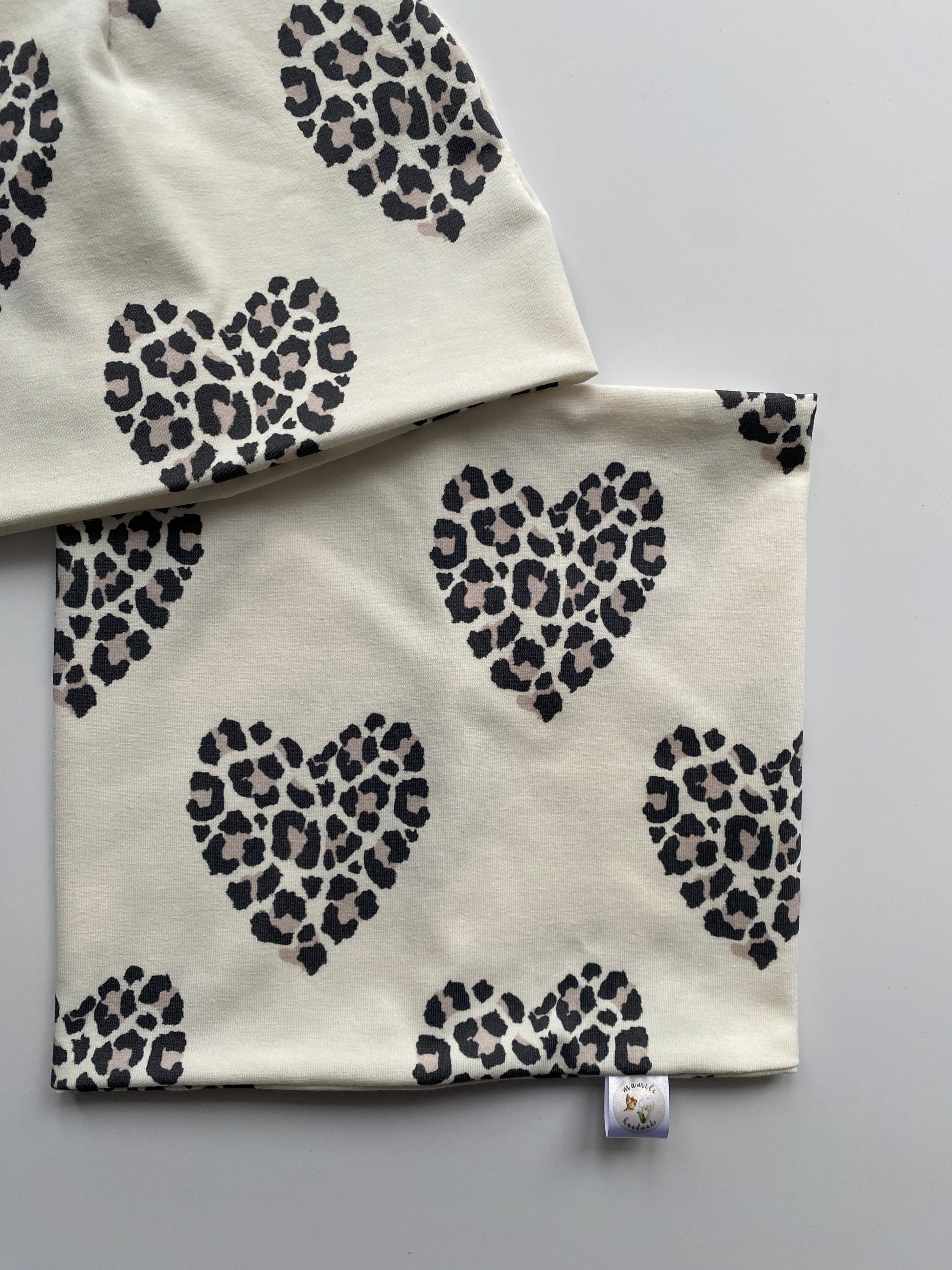 Detailansicht Beanie und Loop Leo Hearts.