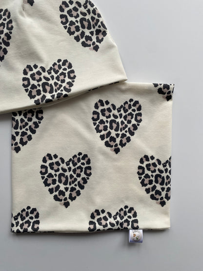 Detailansicht Beanie und Loop Leo Hearts.