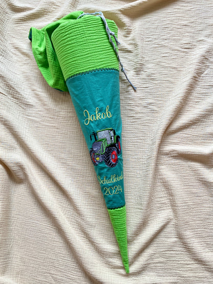 Einschulung Traktor Schultüte mit Stickerei.