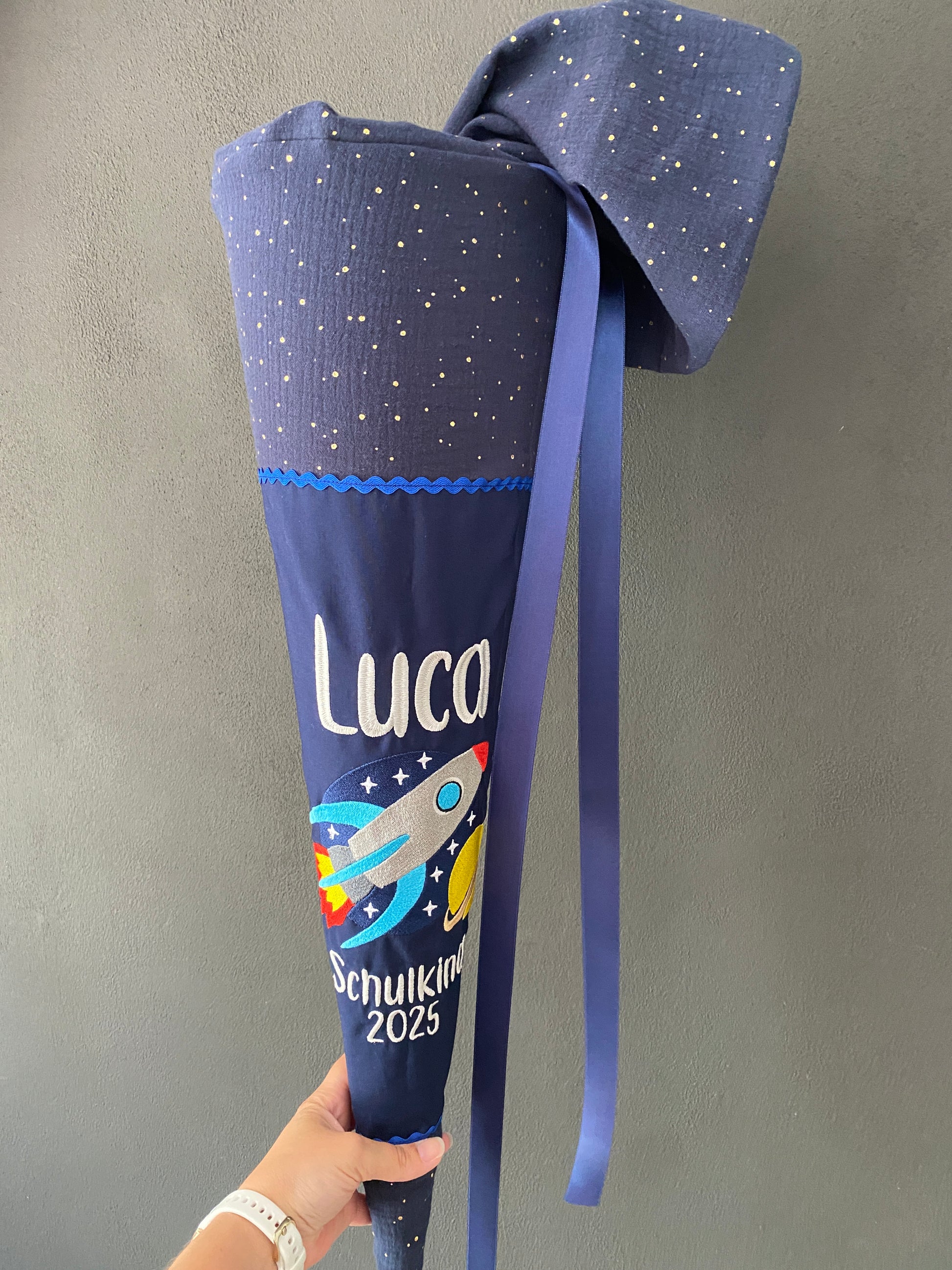 Weltraumschultüte blau bestickt