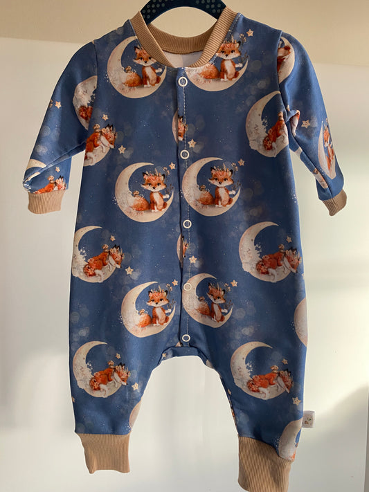 Genähter Romper mit Mondfüche Motiv.