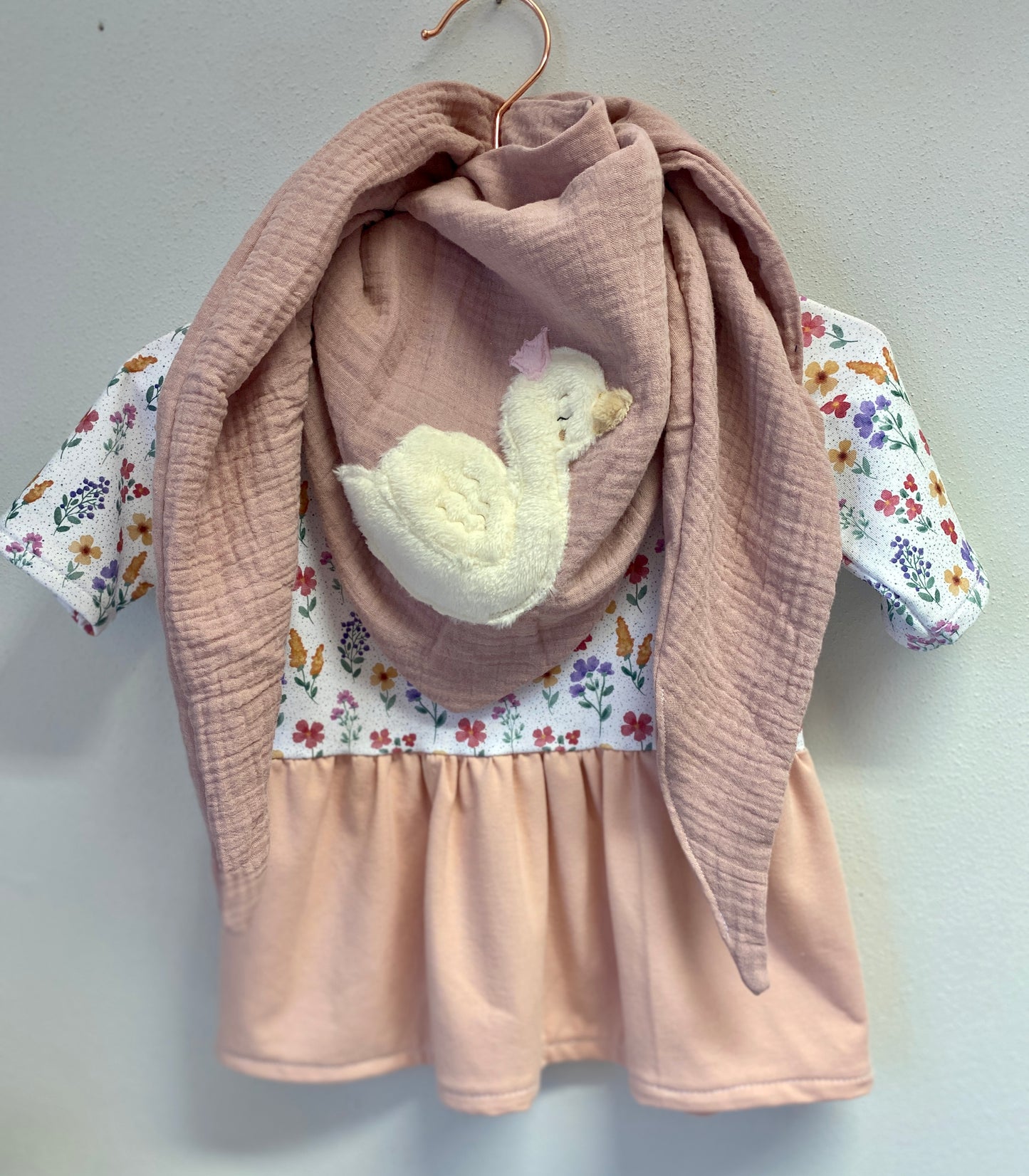 Musselintuch mit Stickerei