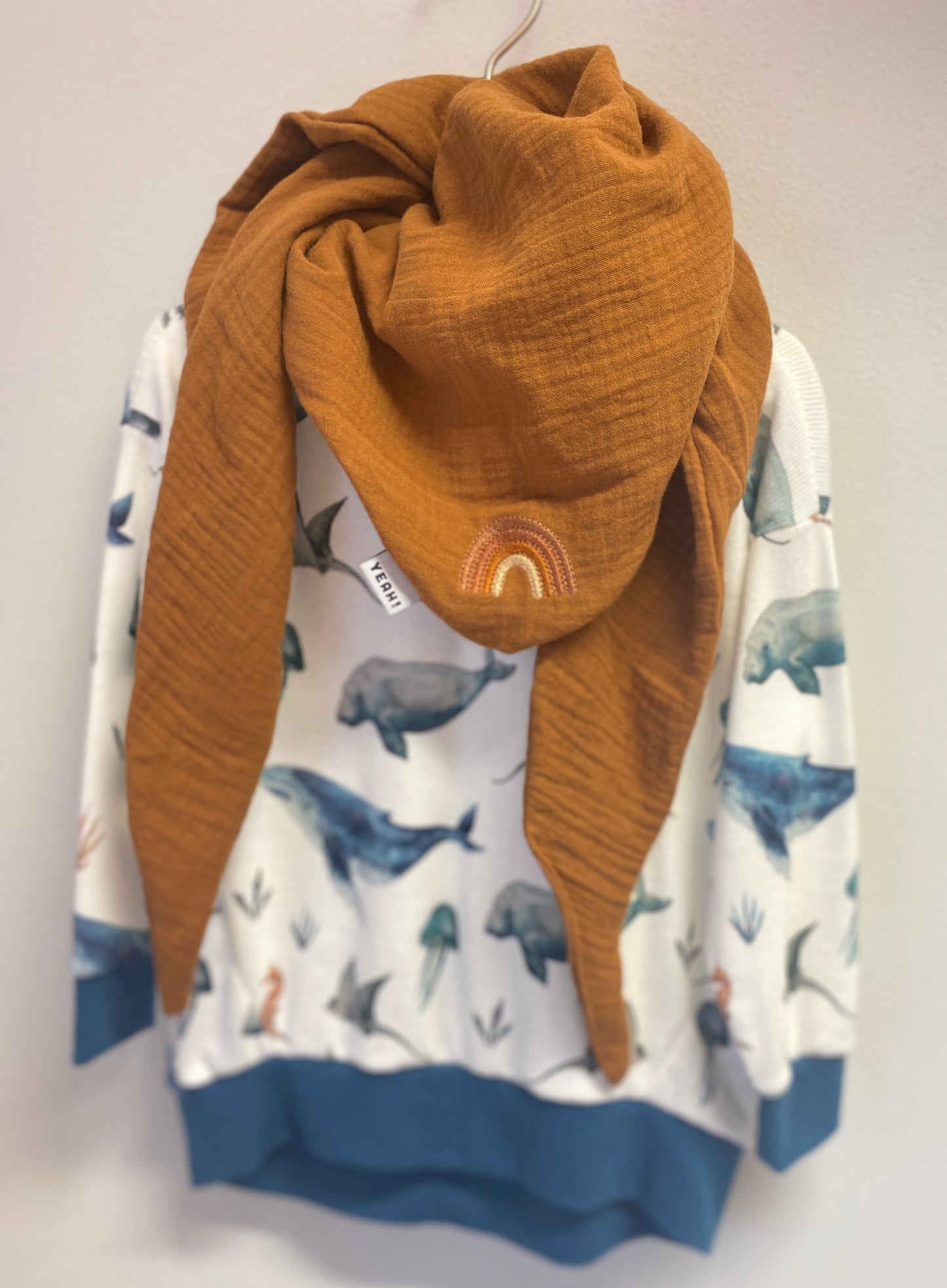 Musselintuch mit Stickerei