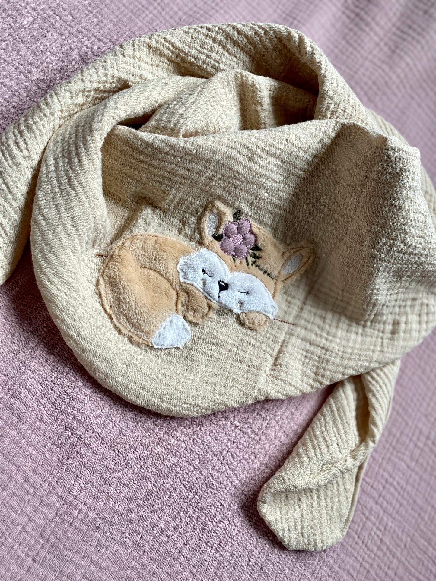 Musselintuch mit Stickerei