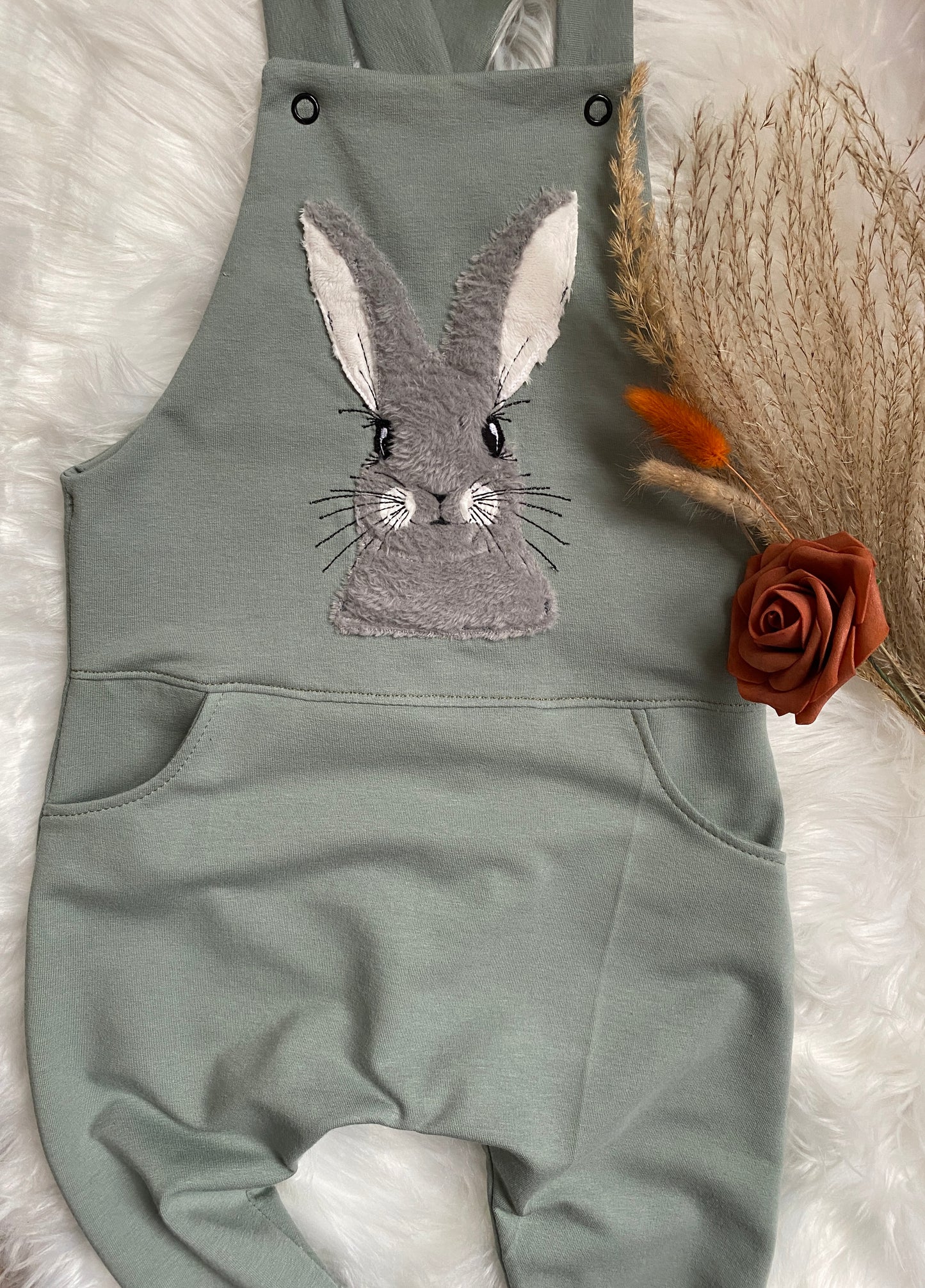 Latzhose mit Stickerei