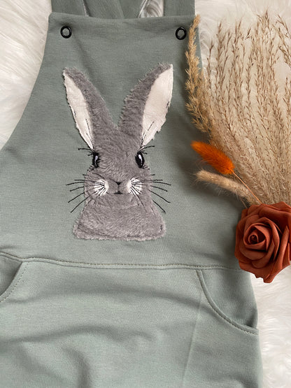 Latzhose mit Stickerei