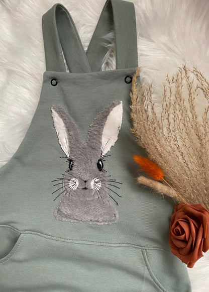 Latzhose mit Stickerei