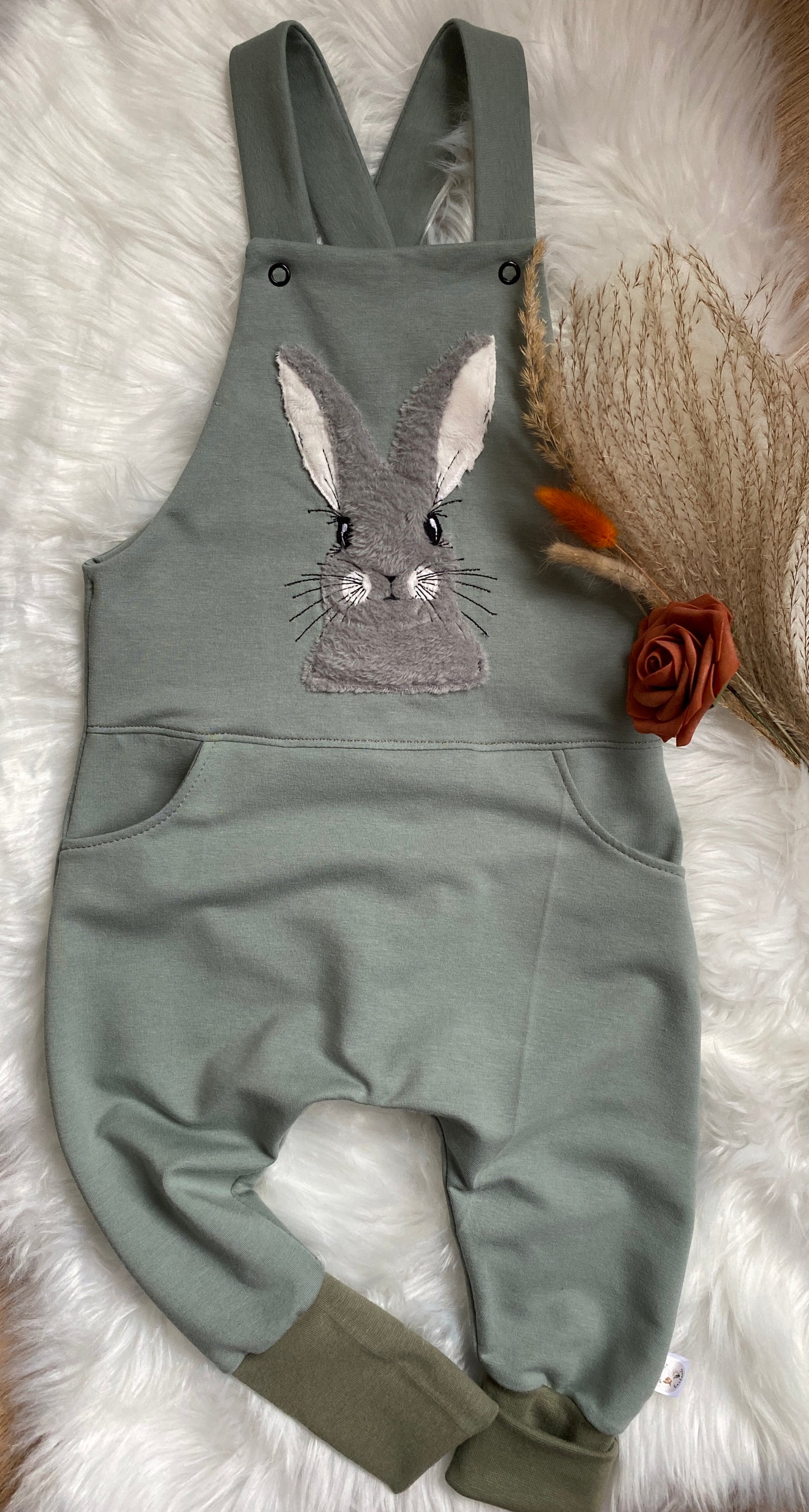 Latzhose mit Stickerei