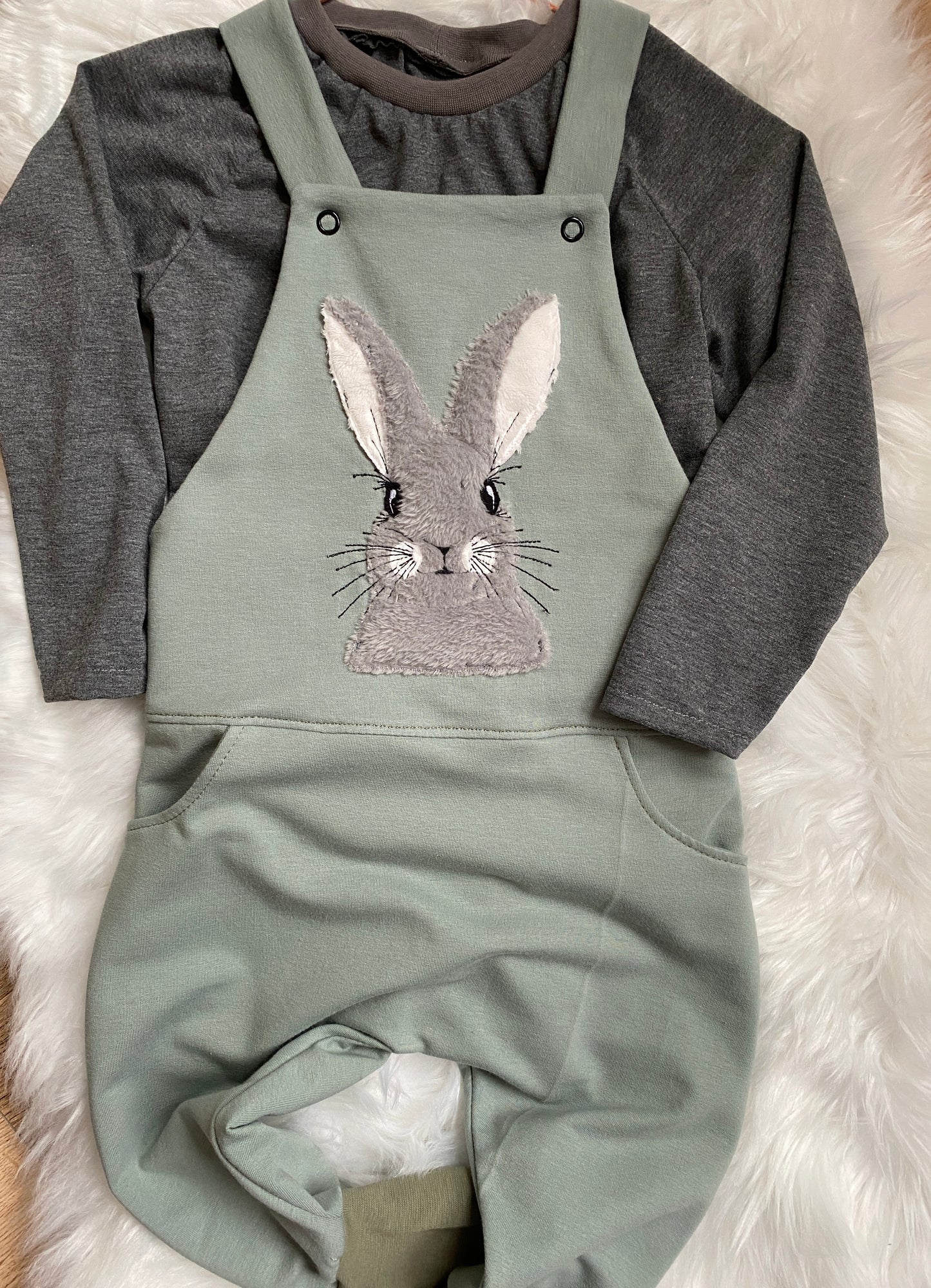 Latzhose mit Stickerei