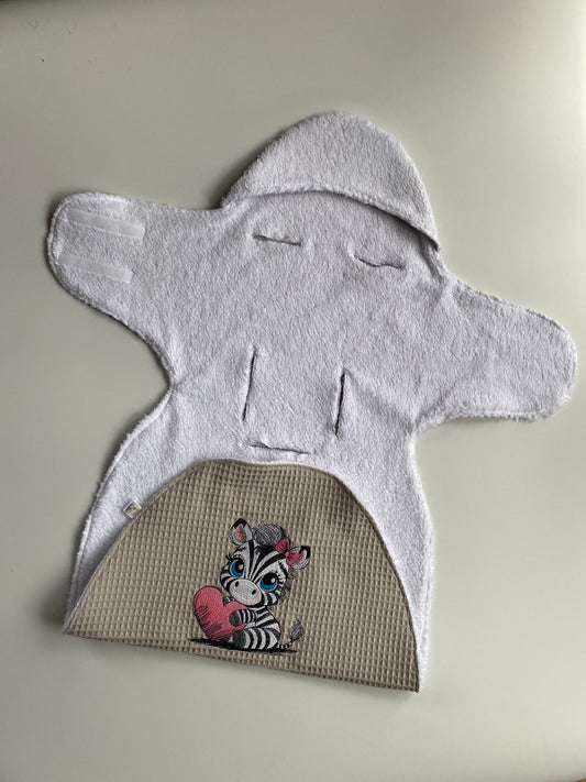 Einschlagdecke für die Autoschale 5 Punkt Gurt | mit Stickerei | passt auf viele Autoschalen