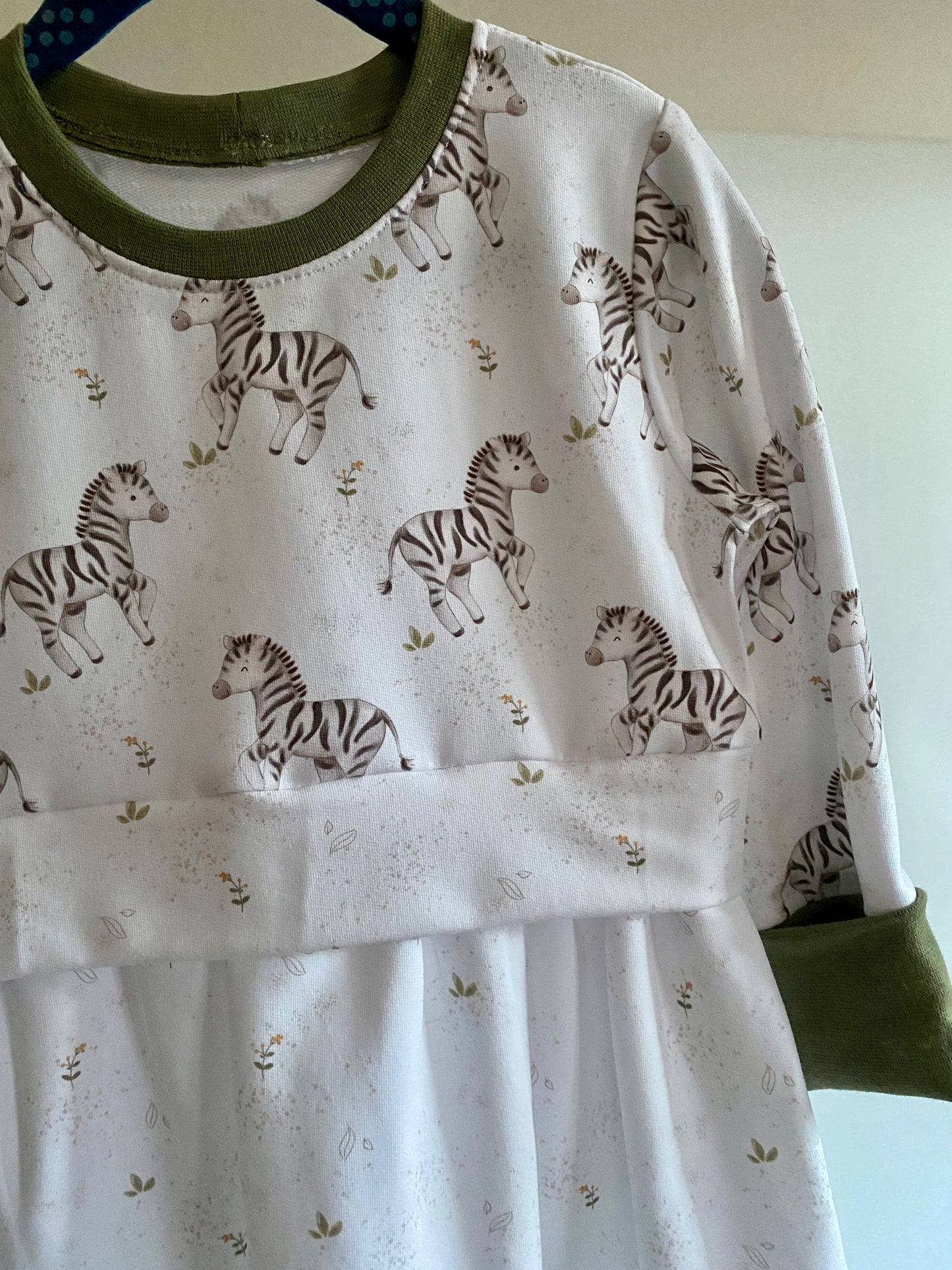 Genähtes Kleid mit Zebra Motiv Detailansicht.
