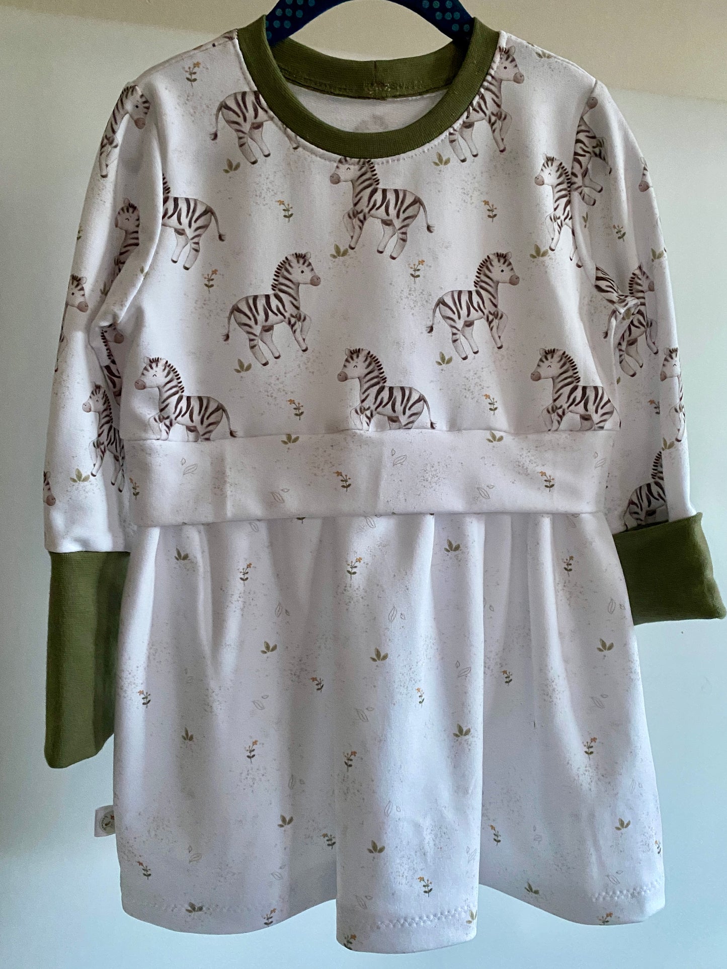 Genähtes Kleid mit Zebra Design.