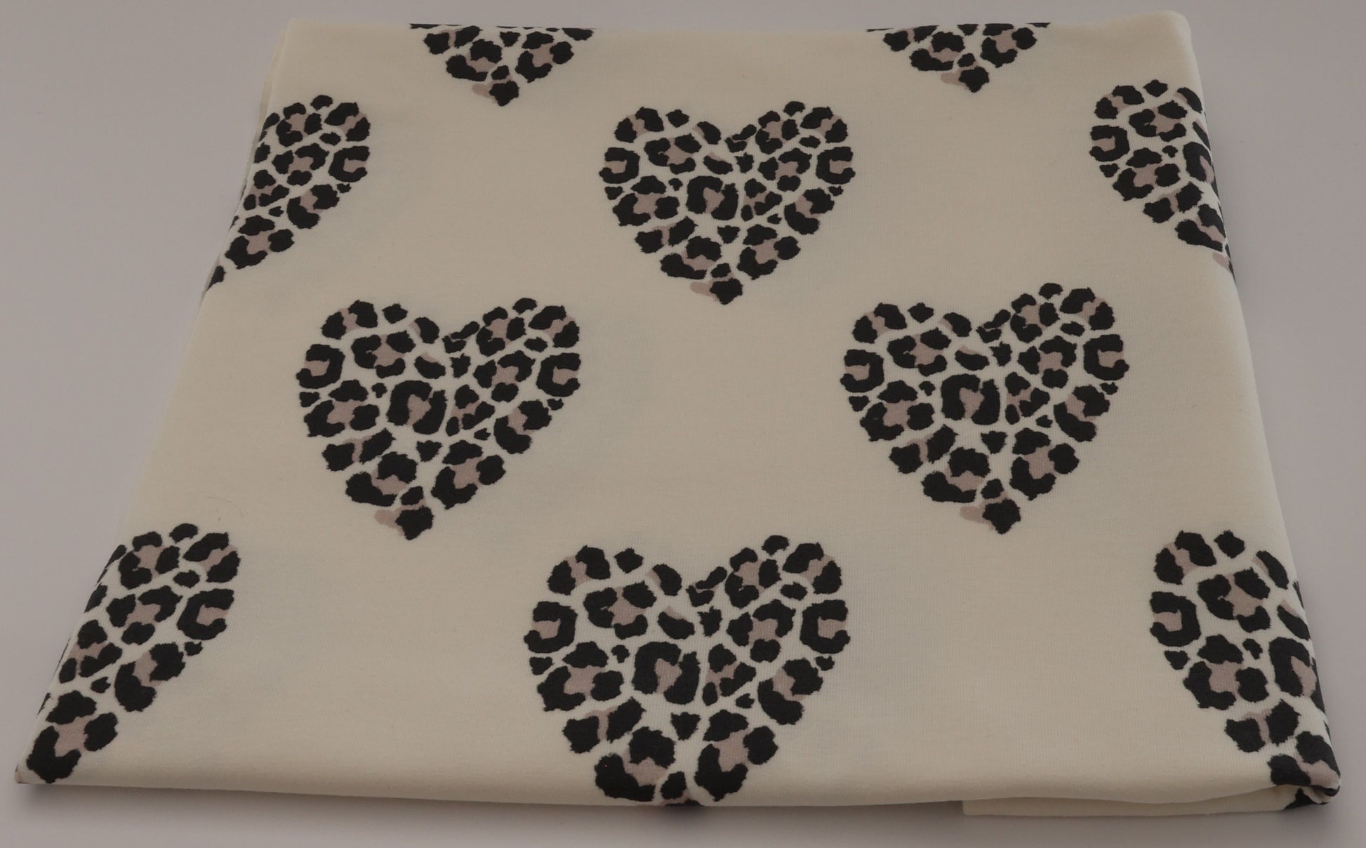 Stoffdesign Leo Hearts Stoff gefaltet.