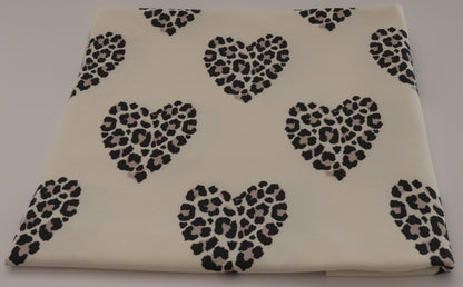 Stoffdesign Leo Hearts Stoff gefaltet.