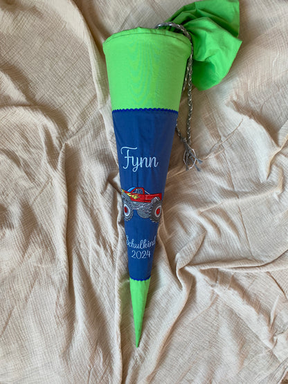 Monstertruck Schultüte aufwendig bestickt in blau grün.