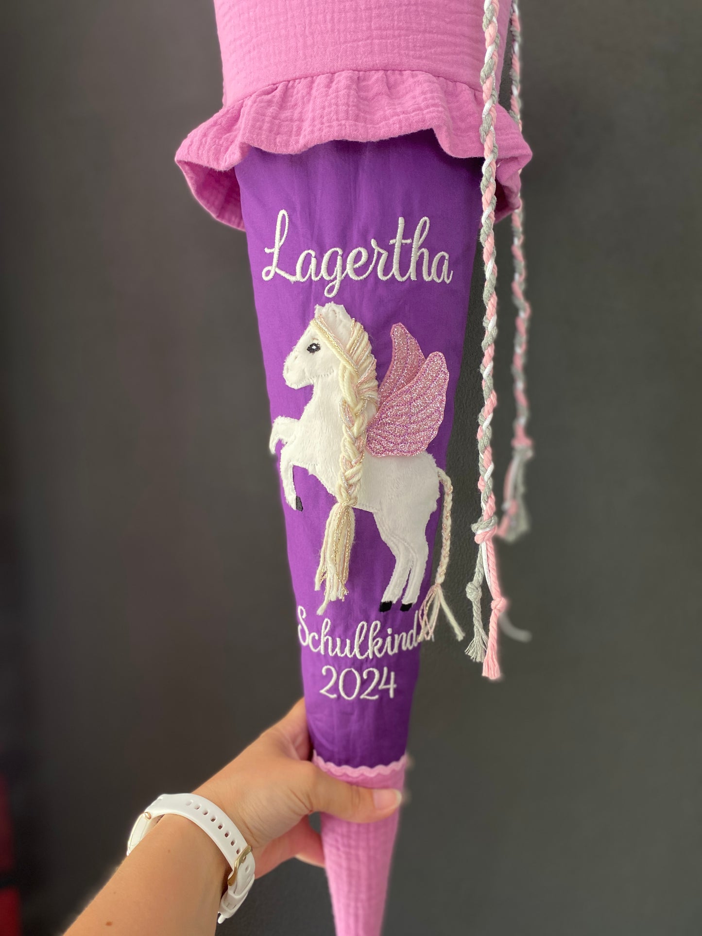 Genähte Schultüte zur Einschulung mit Pegasus Motiv.