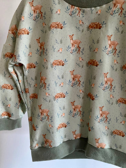 Genähter Pullover mit Reh und Vogel Motiv Detailansicht.