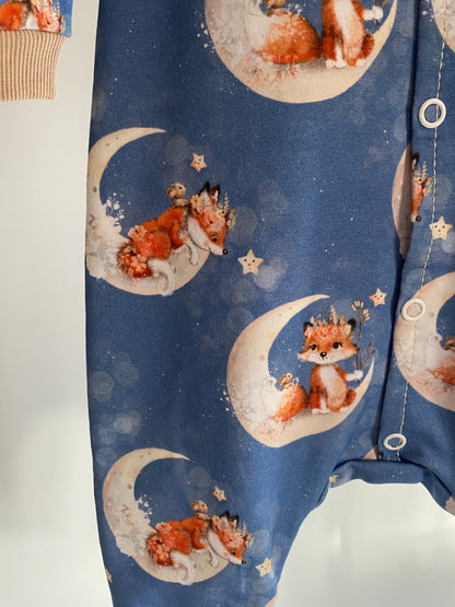 Romper Mondfüchse Detailbild Stoff.