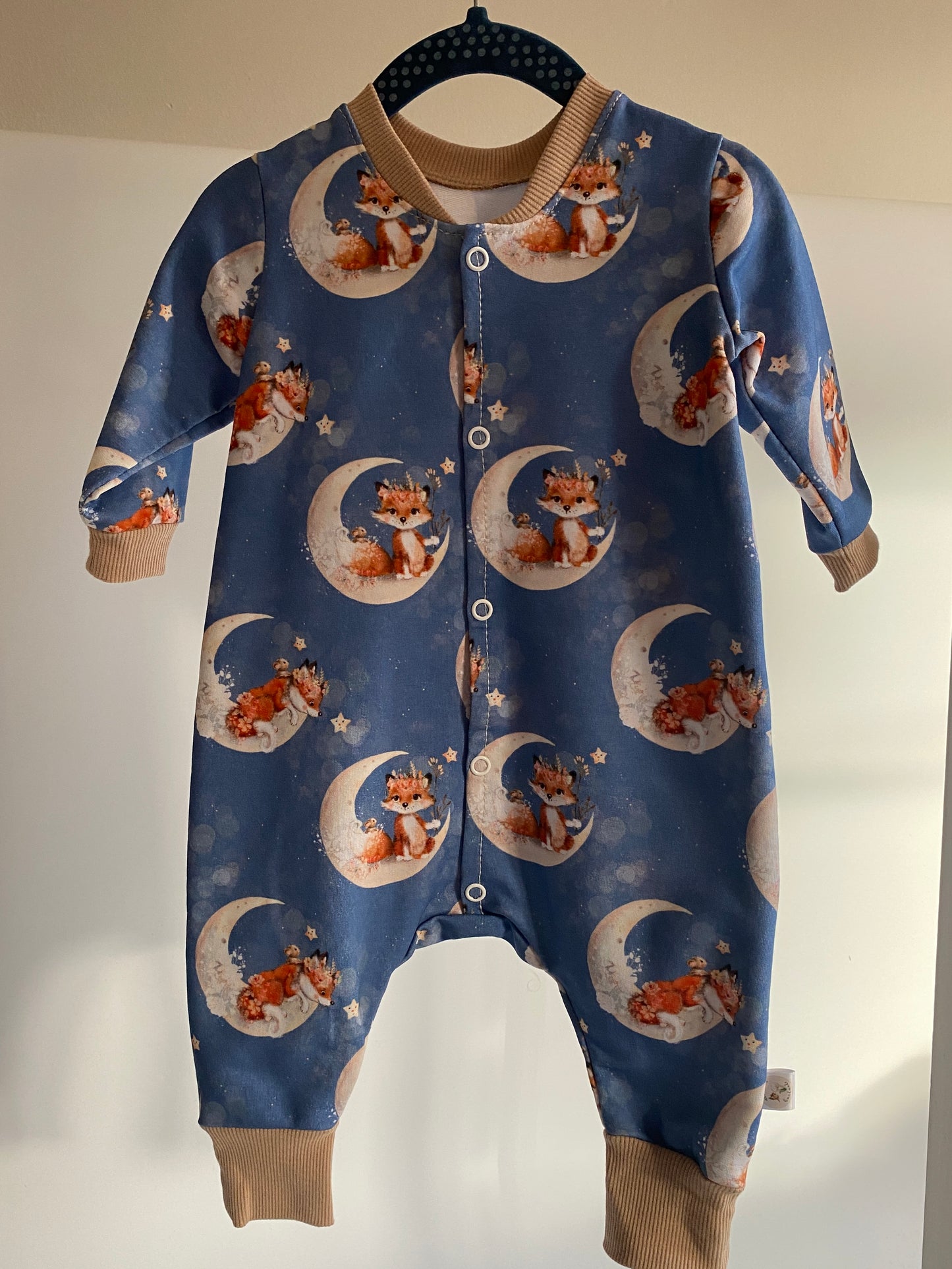 Genähter Romper mit Mondfüchse Motiv.