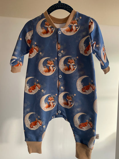 Genähter Romper mit Mondfüchse Motiv.