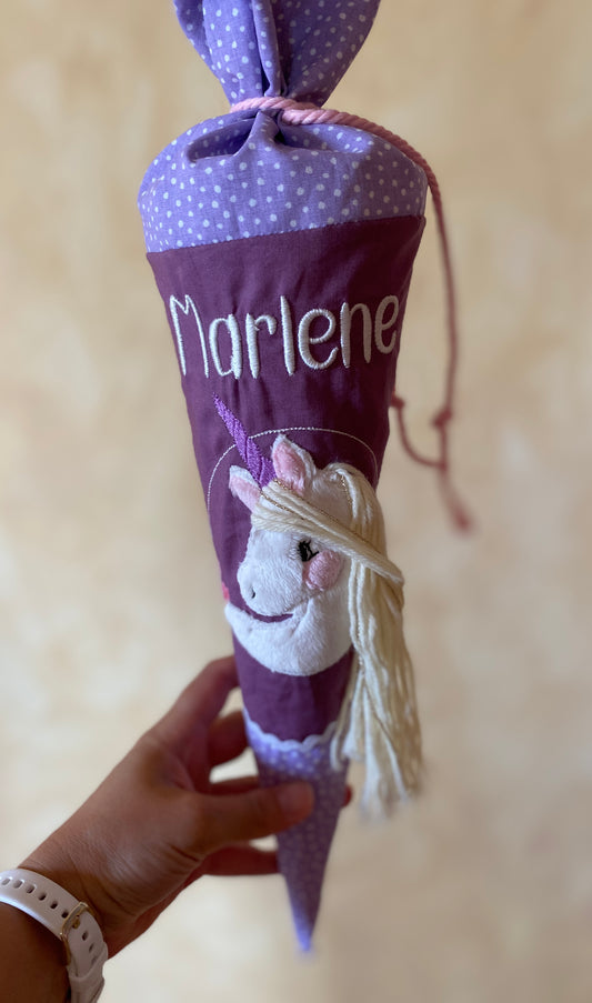 Personalisierte Schultüte hochwertig mit einem Einhorn bestickt.