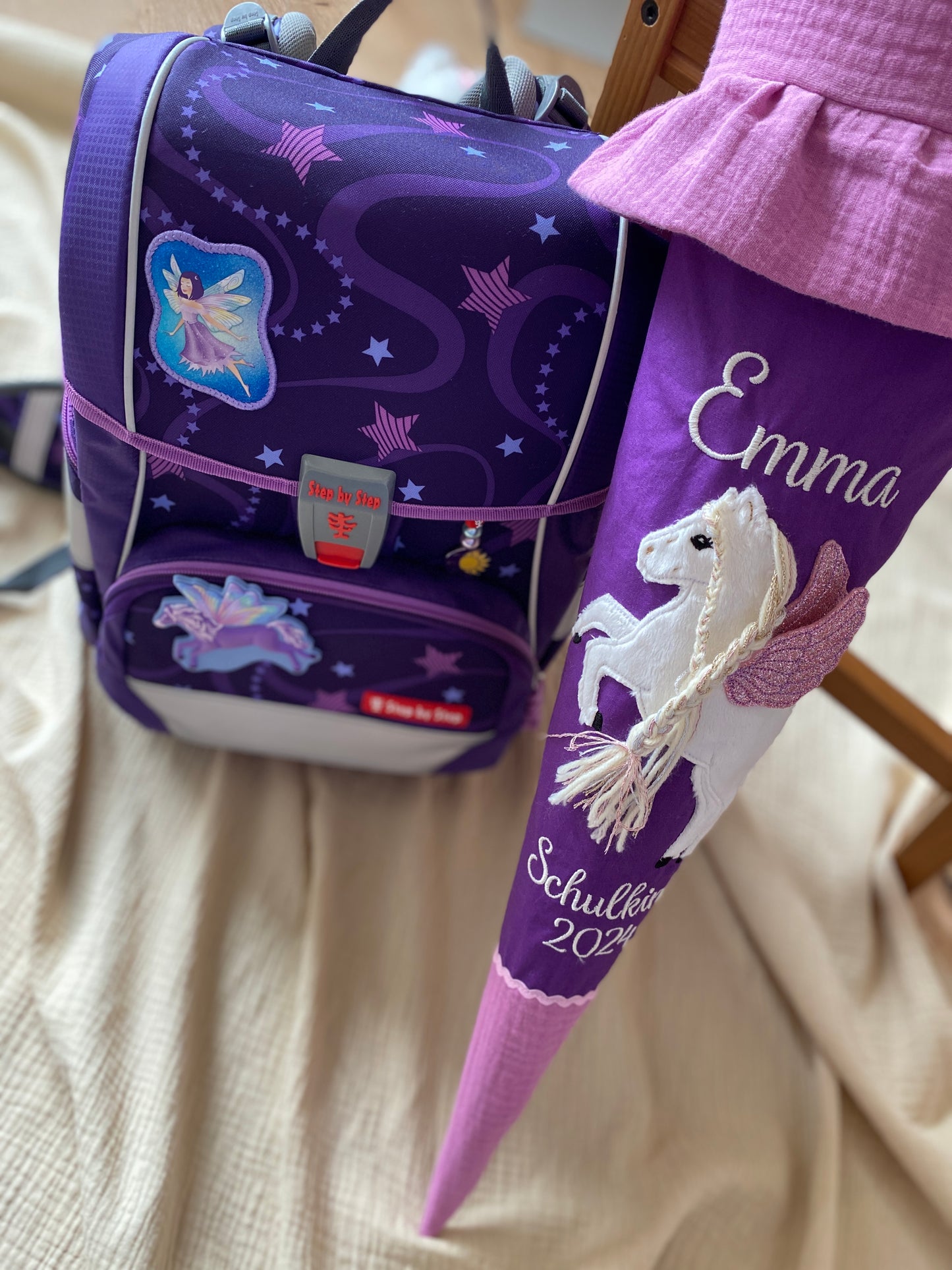Schultüte Pegasus mit Beispielbild Schulranzen Emily von Step by Step.
