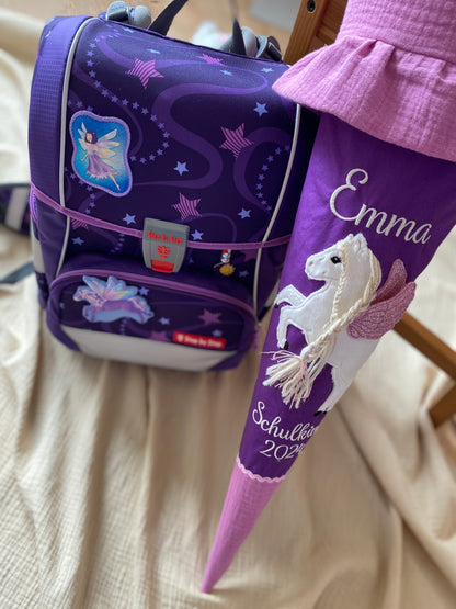 Schultüte Pegasus mit Beispielbild Schulranzen Emily von Step by Step.