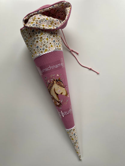 Personalisierte Schultüte mit Perdekopf in rosa.