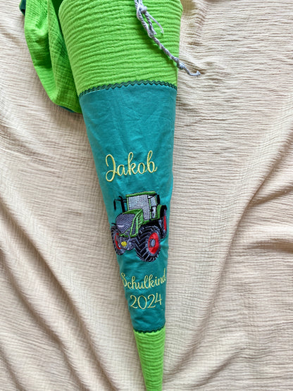 Genähte Schultüte mit Traktor Motiv.