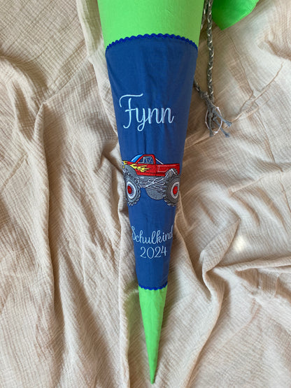 Schultüte mit einem Monstertruck bestickt.