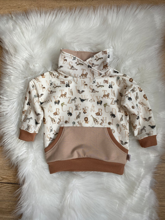 Motivstoff Alphabet sepia vernäht zu einem Hoodie.