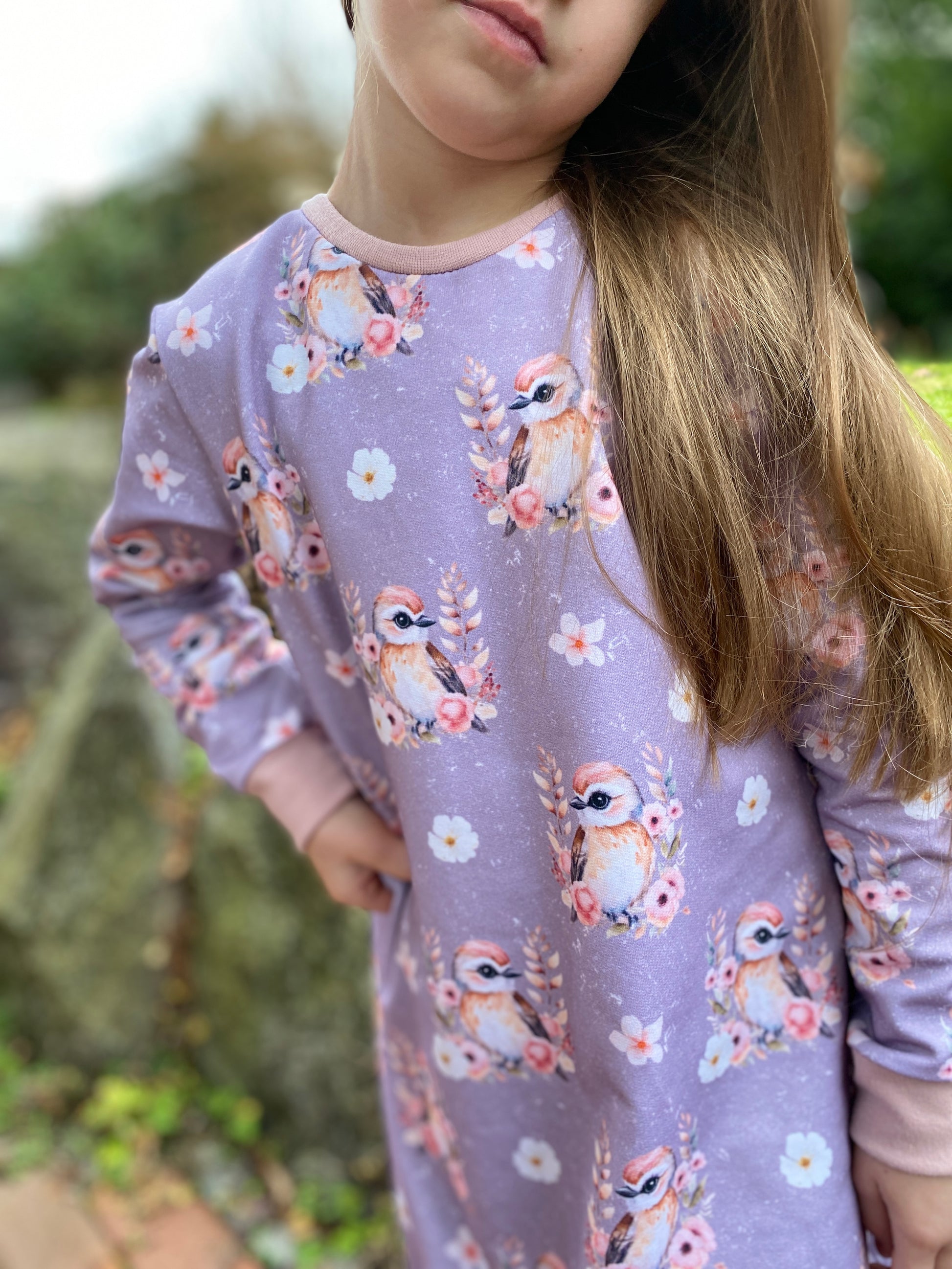 Stoff Boho Blumen Vogel als Hoodiekleid Detailansicht.