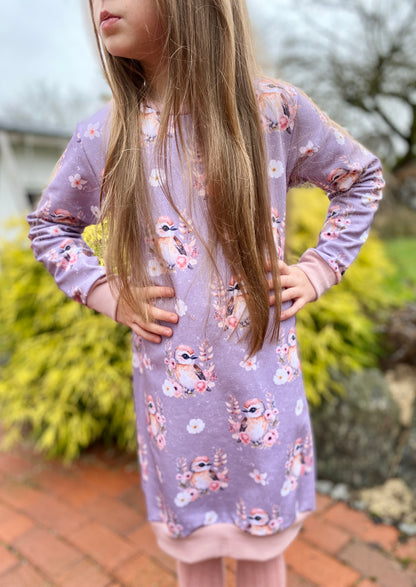 Stoff Boho Blumen Vogel als Hoodiekleid vernäht. Weites Detailbild.