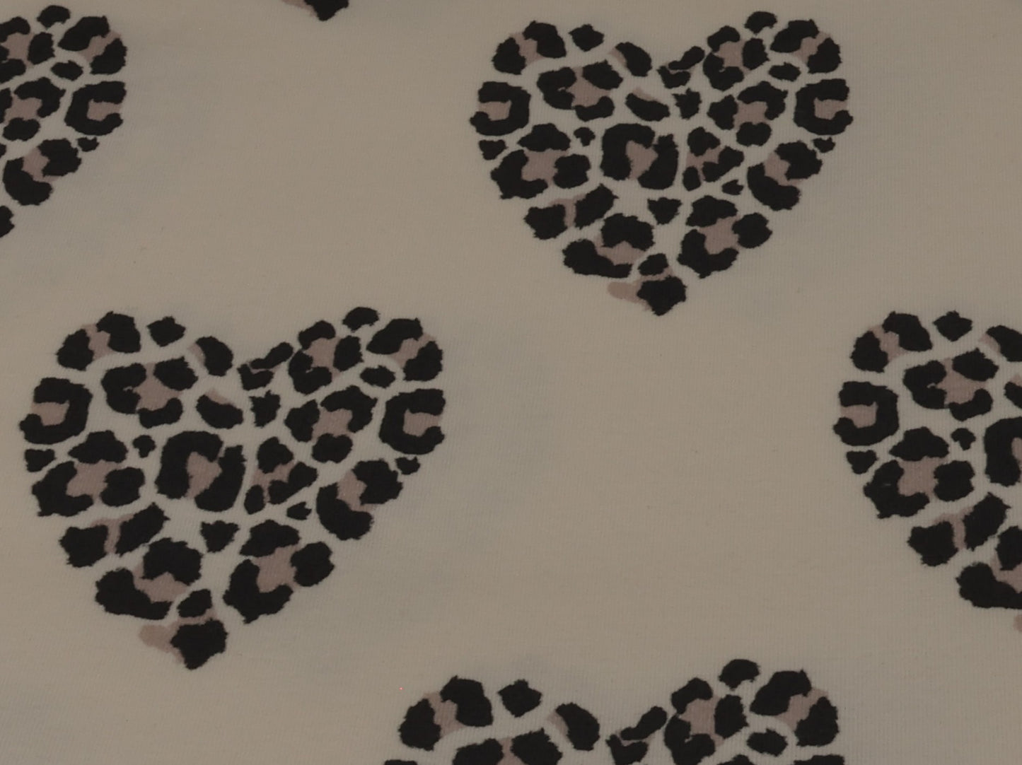 Stoffdesign Leo Hearts Detailansicht.
