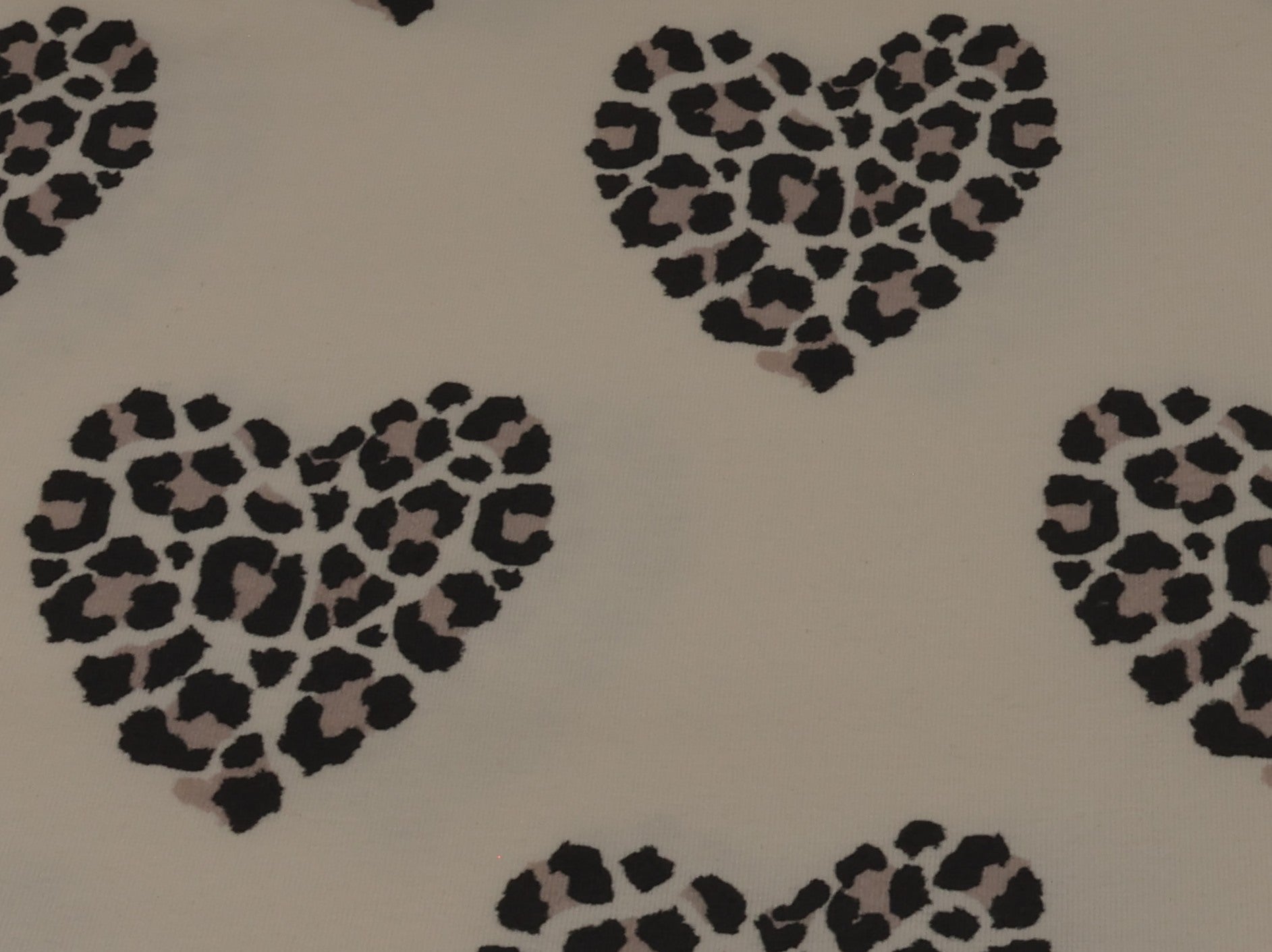 Stoffdesign Leo Hearts Detailansicht.