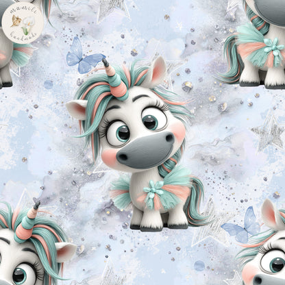 Stoffdesign Einhorn Nivora mit blauem Hintergrund.