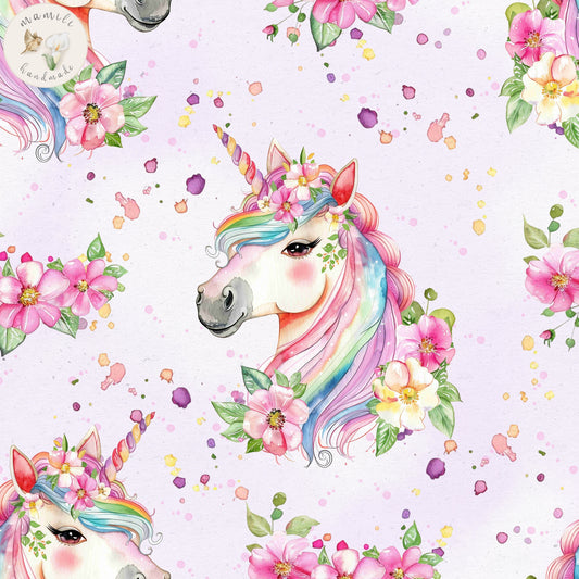 Stoff Einhorn in Regenbogenfarben.