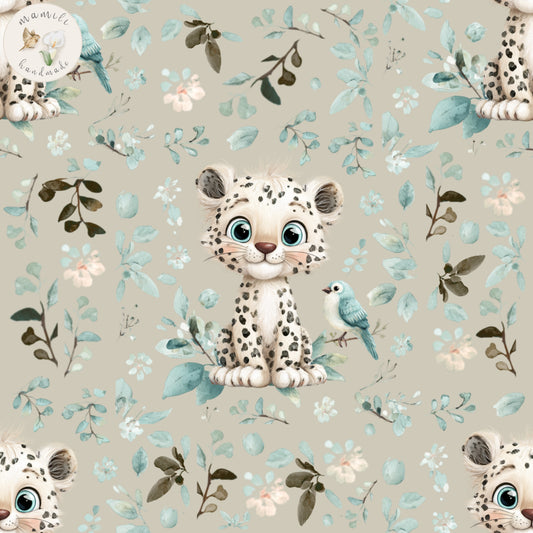 Stoff Baby Leopard auf beigem Hintergrund.