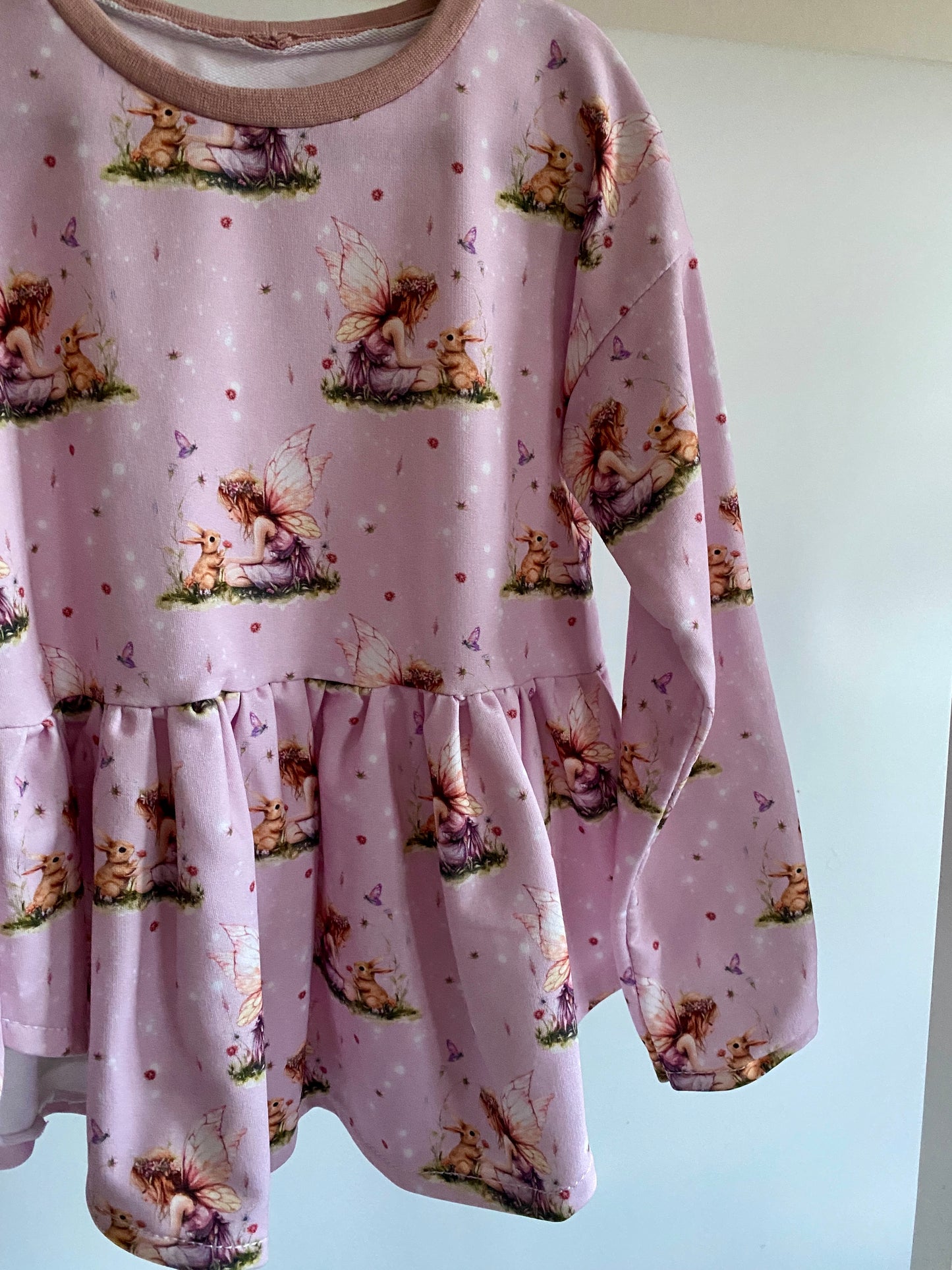 Genähte Tunika in rosa mit Fee und Hase Motiv Detailbild.